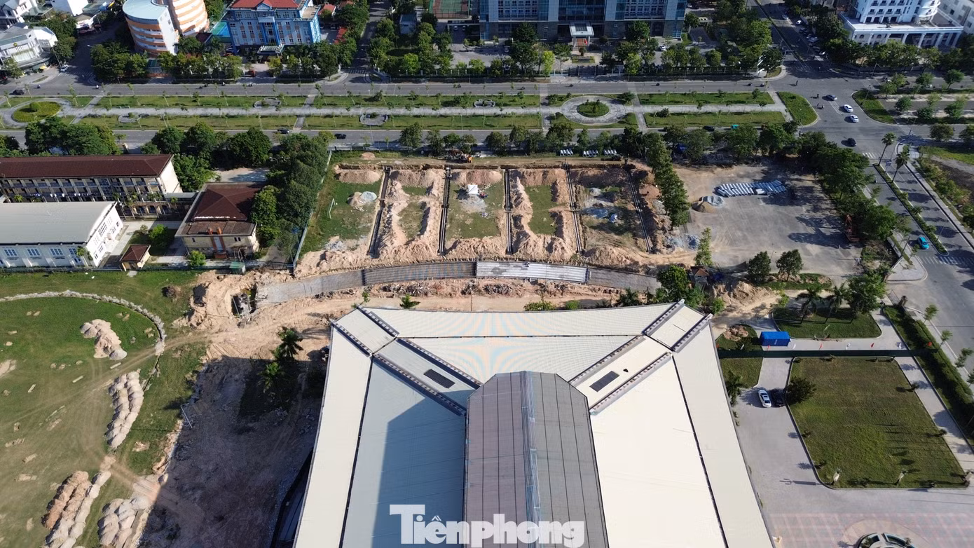 Các sân bóng nằm trong khuôn viên Trung tâm Thể thao trước đây ở khu vực giáp ranh đường Tố Hữu đã được giải tỏa, cải tạo mặt bằng để thi công công trình.