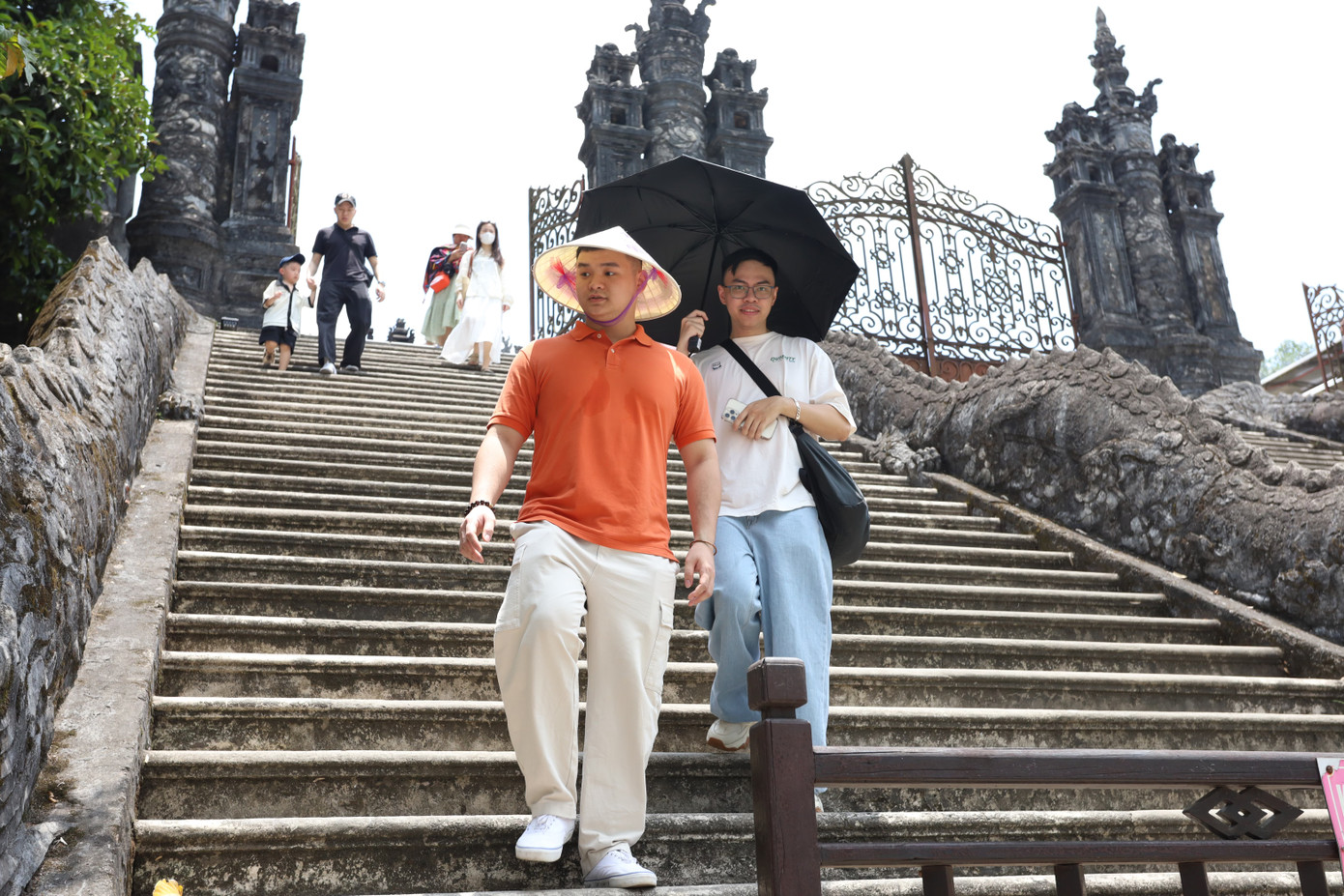 Cùng du khách ngoại tỉnh, người dân, sinh viên ở địa phương cũng tranh thủ thời gian nghỉ lễ để tham quan các địa danh, di tích Cố đô từng gắn liền với ký ức tuổi thơ, qua đó tìm những trải nghiệm, khám phá mới. “Mỗi lần đến Đại Nội hay lăng tẩm là một lần khám phá mới”, bạn Yến Nhi - sinh viên Đại học Huế - bày tỏ. Cùng du khách ngoại tỉnh, người dân, sinh viên ở địa phương cũng tranh thủ thời gian nghỉ lễ để tham quan các địa danh, di tích Cố đô từng gắn liền với ký ức tuổi thơ, qua đó tìm những trải nghiệm, khám phá mới. “Mỗi lần đến Đại Nội hay lăng tẩm là một lần khám phá mới”, bạn Yến Nhi - sinh viên Đại học Huế - bày tỏ.