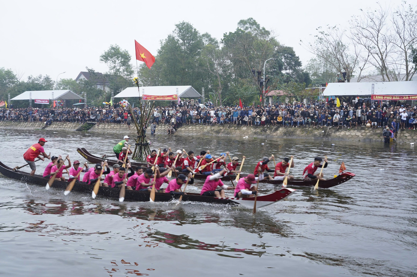 Hội đua trải năm nay thu hút hơn 400 vận động viên của 9 đội đua đến từ các xã, phường thuộc thị xã Hương Thủy.