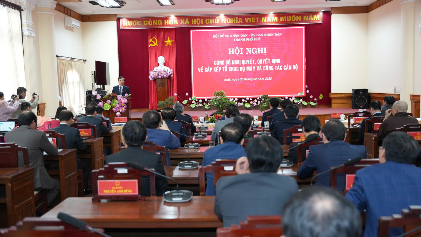 HĐND, UBND thành phố Huế tổ chức hội nghị công bố nghị quyết, quyết định về sắp xếp tổ chức bộ máy và công tác cán bộ. HĐND, UBND thành phố Huế tổ chức hội nghị công bố nghị quyết, quyết định về sắp xếp tổ chức bộ máy và công tác cán bộ.