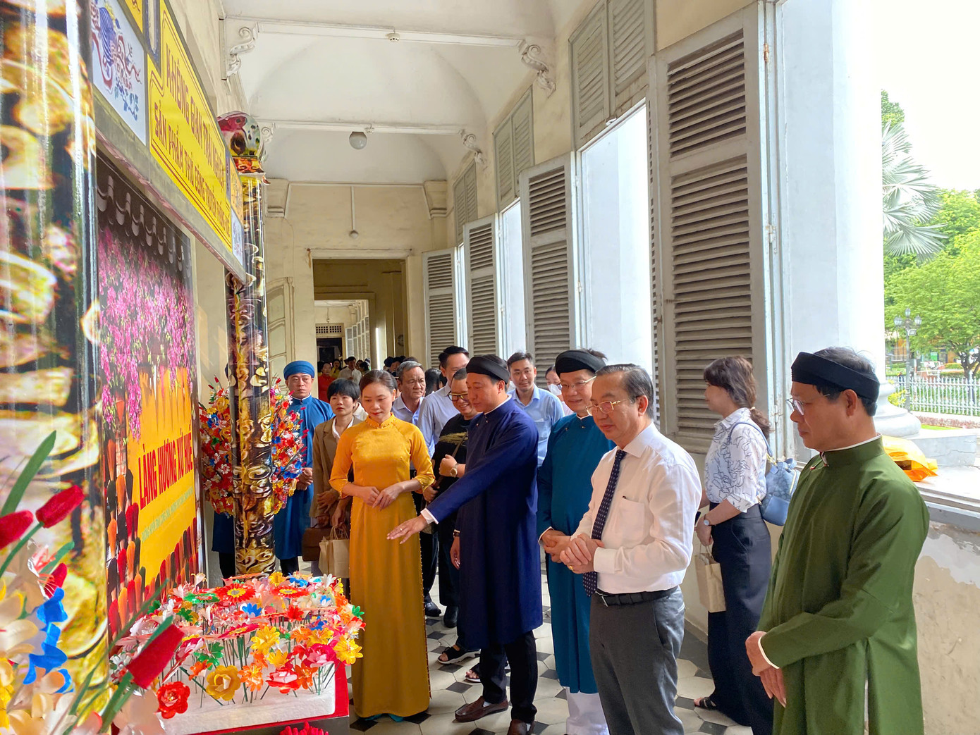 Hơn 300 hình ảnh, tư liệu, hiện vật tiêu biểu đến từ Huế, TP HCM, Nam Bộ được giới thiệu tại trưng bày chuyên đề.