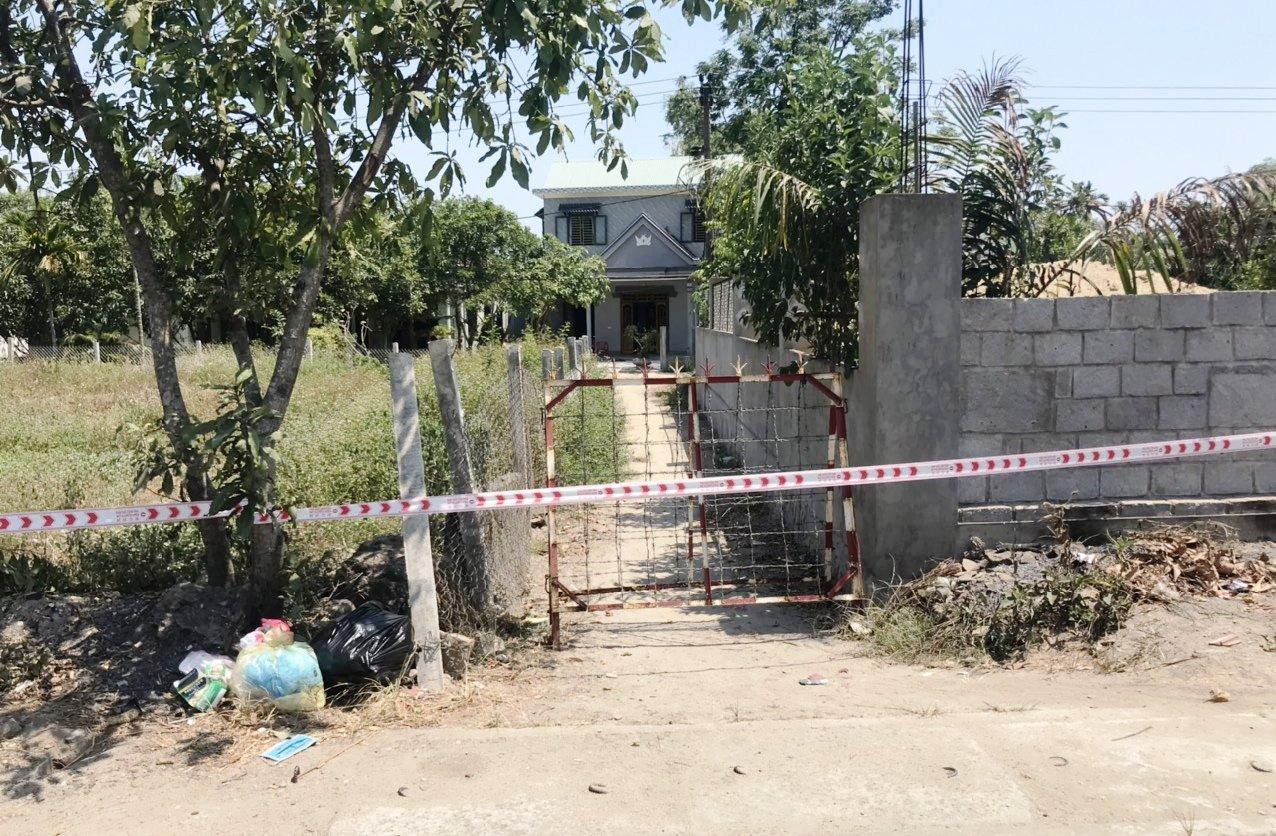 Phong tỏa ngõ vào một ngôi nhà dân.