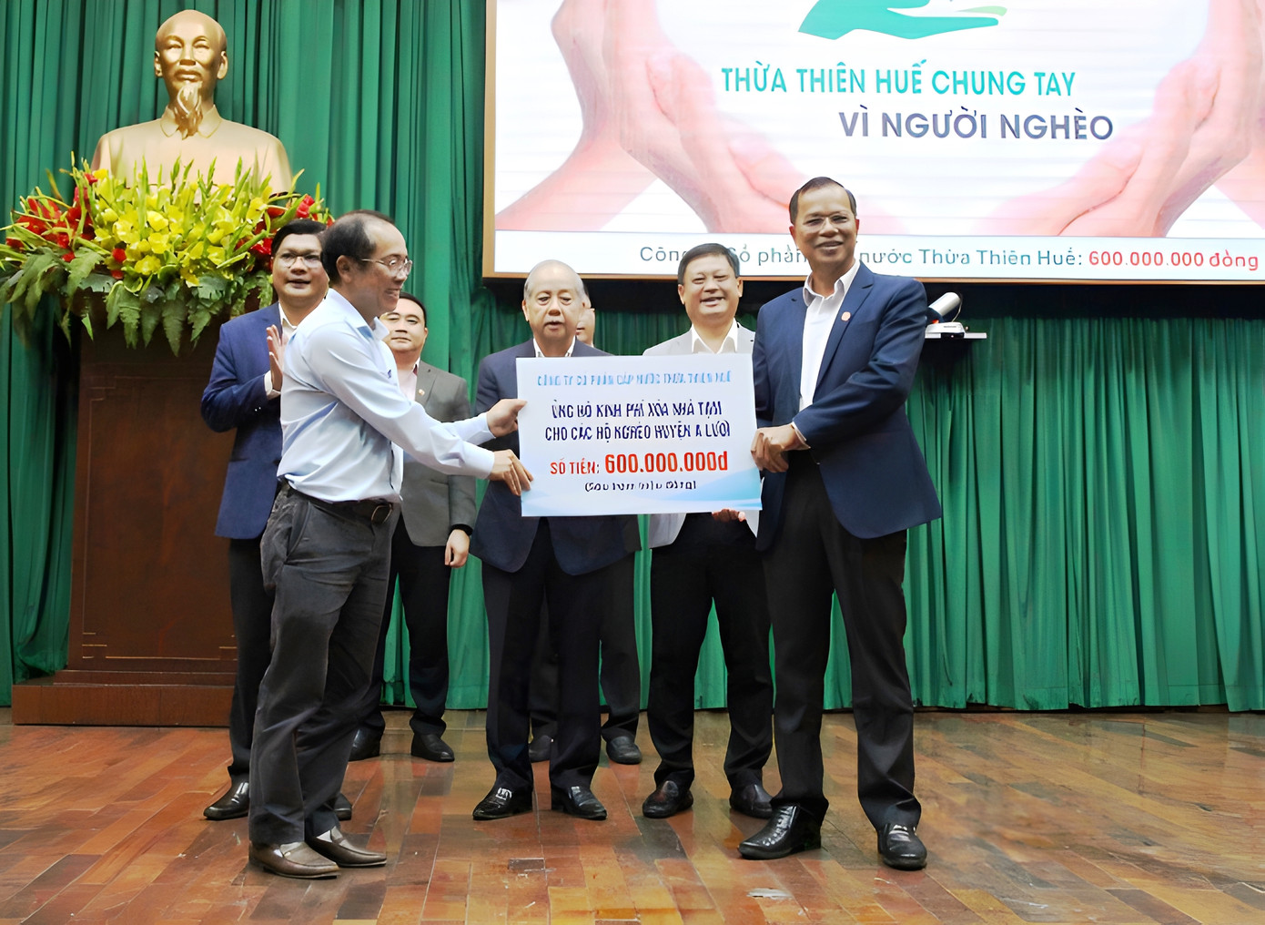 Doanh nghiệp trên địa bàn TT-Huế ủng hộ kinh phí giúp người dân miền núi, vùng đồng bào dân tộc thiểu số A Lưới xóa nhà tạm. Doanh nghiệp trên địa bàn TT-Huế ủng hộ kinh phí giúp người dân miền núi, vùng đồng bào dân tộc thiểu số A Lưới xóa nhà tạm.