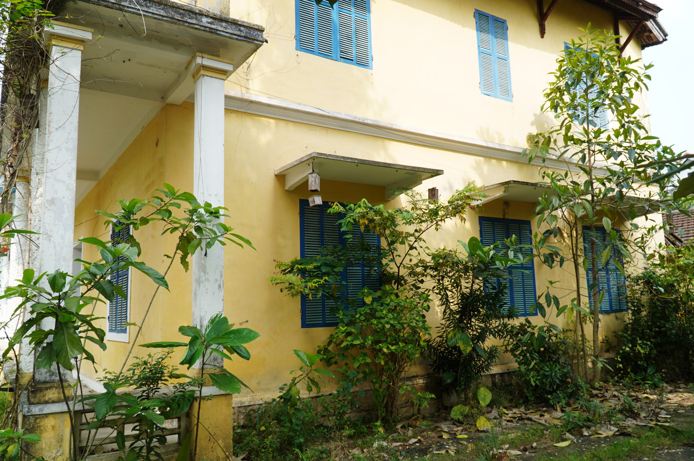 Từ đó đến nay, tòa nhà luôn đóng cửa và trở nên hoang phế. Yếu tố thời tiết xứ Huế khắc nghiệt, các kết cấu công trình lại không được chăm sóc, bảo dưỡng thường xuyên khiến tòa nhà ngày càng xuống cấp.