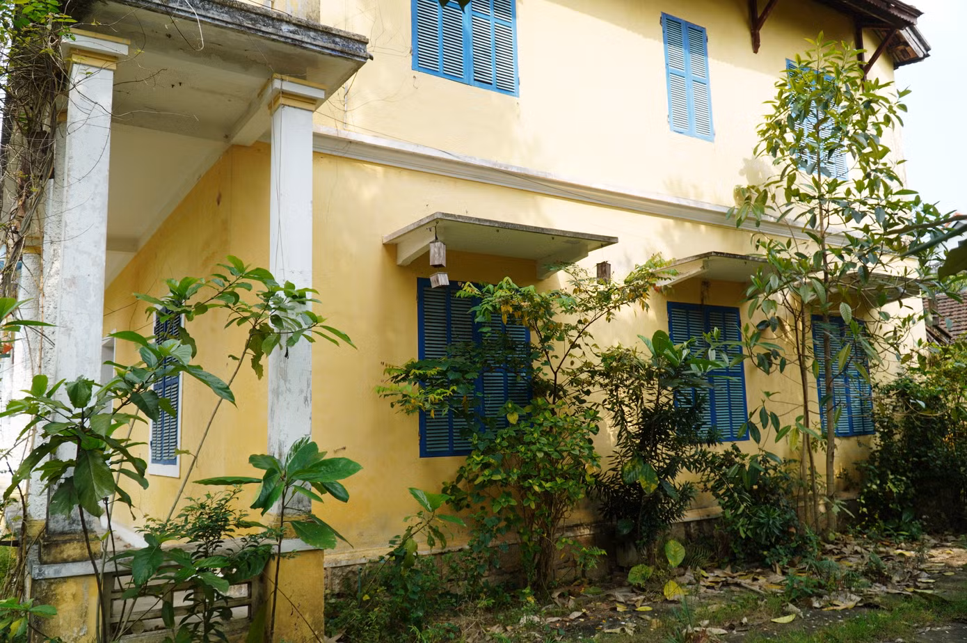 Từ đó đến nay, tòa nhà luôn đóng cửa và trở nên hoang phế. Yếu tố thời tiết xứ Huế khắc nghiệt, các kết cấu công trình lại không được chăm sóc, bảo dưỡng thường xuyên khiến tòa nhà ngày càng xuống cấp.