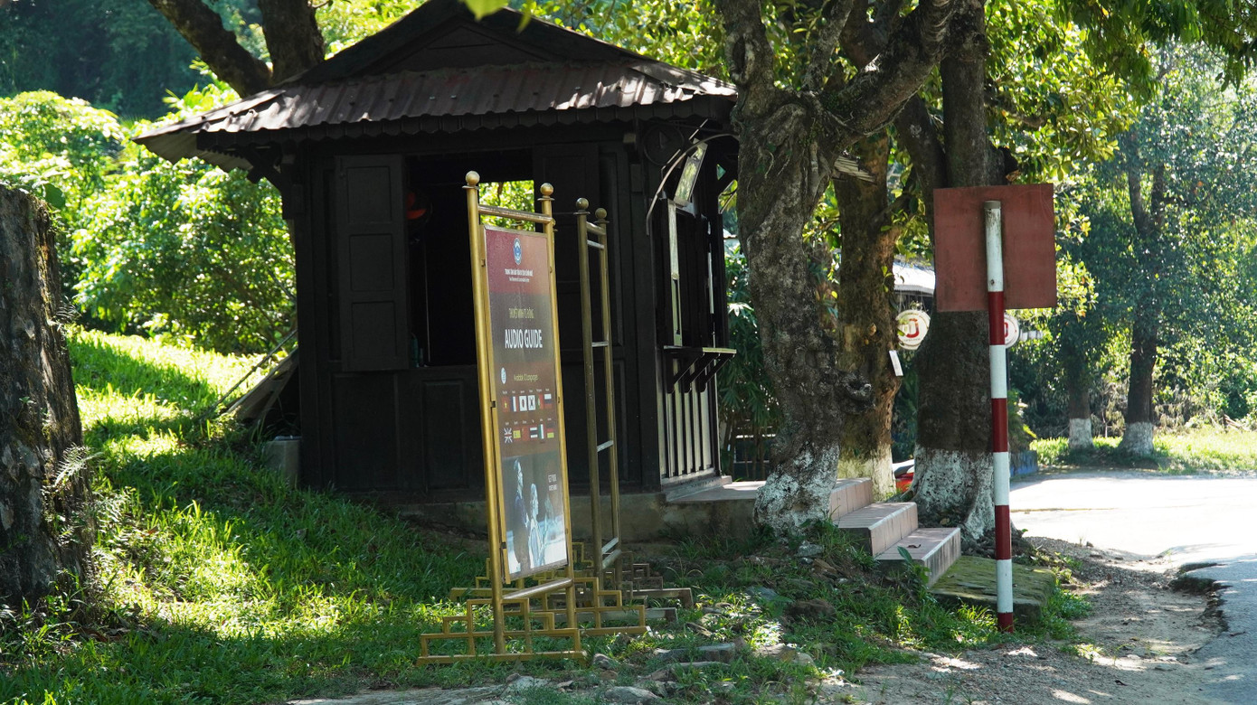 Quầy bán vé tham quan lăng Khải Định không một bóng du khách Quầy bán vé tham quan lăng Khải Định không một bóng du khách