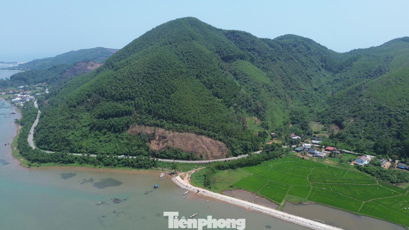 Nhiều năm trước, Lộc Bình (huyện Phú Lộc, TP Huế) là xã vùng bãi ngang đặc biệt khó khăn, điều kiện đi lại trở ngại do địa hình núi rừng hiểm trở, cách sông trở đò, bị chia cắt với các xã ven biển bởi cửa biển Tư Hiền. Một thời, để đến được trung tâm xã và các thôn, phương tiện khả dĩ nhất là đò, thuyền hoặc… đi bộ theo đường núi, đặc biệt là đối với giáo viên, cán bộ y tế người ngoài xã.