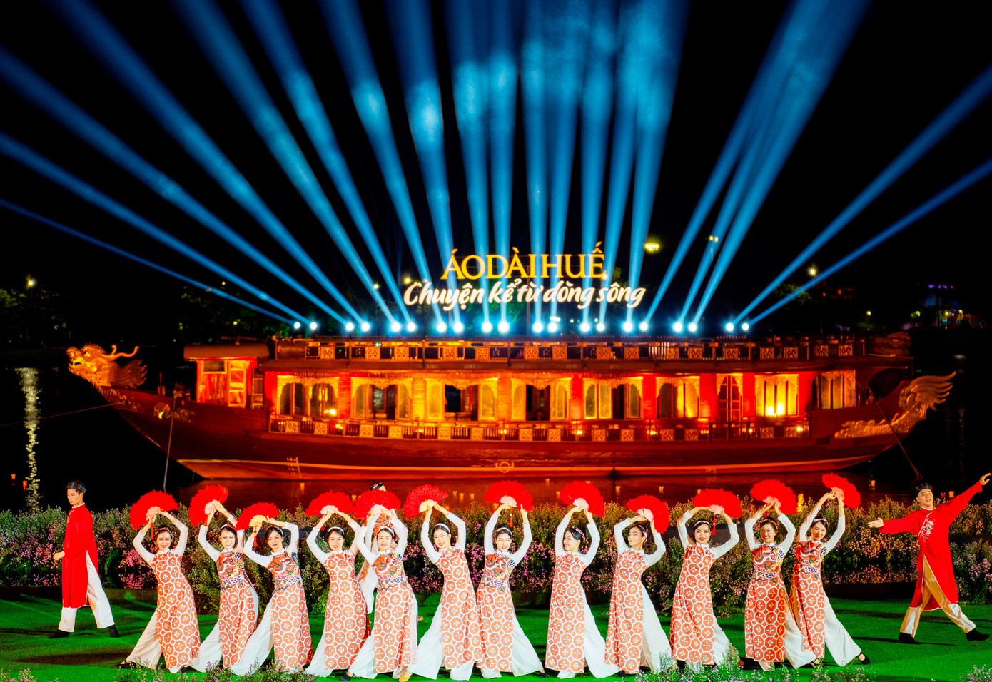 Với chủ đề rất tình và thơ, chương trình gợi nhắc về những tinh hoa của xứ Huế; về tà áo dài duyên dáng, quyến rũ, dịu dàng gắn liền với người con gái Huế; về dòng sông thơ mộng vắt qua Kinh thành cổ kính. (Ảnh: Đình Hoàng)