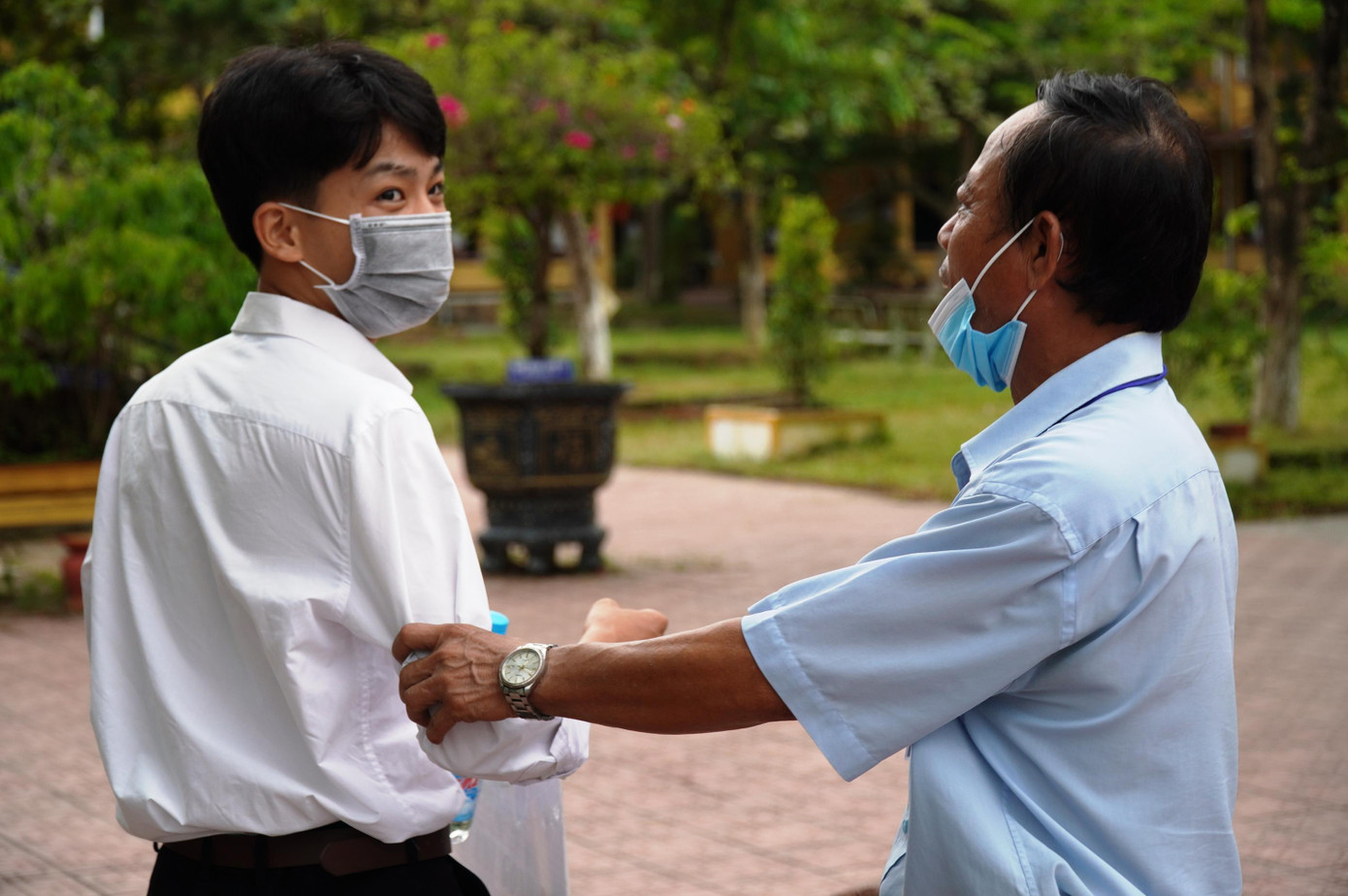 Thầy giáo dặn dò thí sinh trước khi bước vào phòng thi.