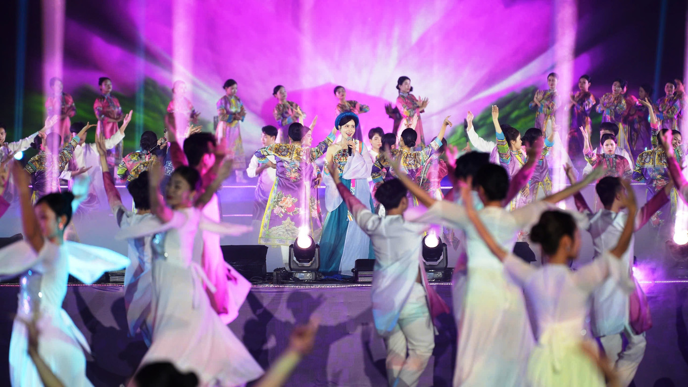 Chương trình khai mạc có sự góp mặt của những nghệ sĩ, ca sĩ nổi tiếng như Ploong Thiết, NSƯT Vân Khánh, nghệ sĩ Minh Hải... và những gương mặt tiêu biểu từng đạt giải Sao Mai toàn quốc. Sự kiện còn quy tụ hàng trăm diễn viên, nghệ sĩ tham gia.