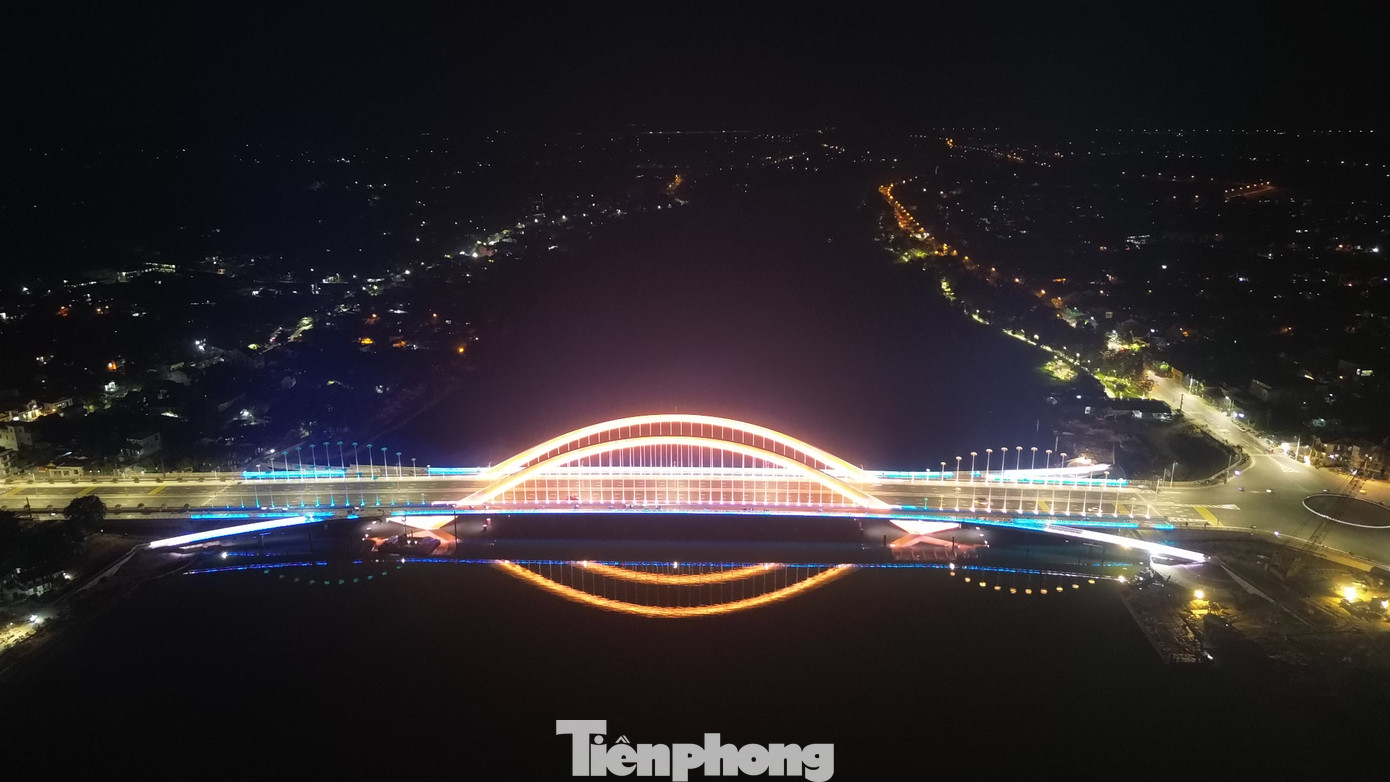 Được khởi công vào tháng 12/2021, thông xe kỹ thuật vào ngày 26/3/2025, cầu Nguyễn Hoàng nối đôi bờ sông Hương từ Kim Long (quận Phú Xuân) sang Phường Đúc (quận Thuận Hóa) là một trong những công trình giao thông trọng điểm của TP Huế, có tổng mức đầu tư lên đến hơn 2.280 tỷ đồng. Công trình dự án do Ban Quản lý dự án Đầu tư Xây dựng công trình giao thông TP. Huế làm chủ đầu tư.