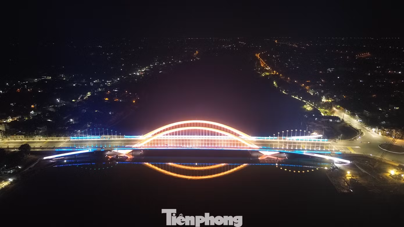 Được khởi công vào tháng 12/2021, thông xe kỹ thuật vào ngày 26/3/2025, cầu Nguyễn Hoàng nối đôi bờ sông Hương từ Kim Long (quận Phú Xuân) sang Phường Đúc (quận Thuận Hóa) là một trong những công trình giao thông trọng điểm của TP Huế, có tổng mức đầu tư lên đến hơn 2.280 tỷ đồng. Công trình dự án do Ban Quản lý dự án Đầu tư Xây dựng công trình giao thông TP. Huế làm chủ đầu tư. Được khởi công vào tháng 12/2021, thông xe kỹ thuật vào ngày 26/3/2025, cầu Nguyễn Hoàng nối đôi bờ sông Hương từ Kim Long (quận Phú Xuân) sang Phường Đúc (quận Thuận Hóa) là một trong những công trình giao thông trọng điểm của TP Huế, có tổng mức đầu tư lên đến hơn 2.280 tỷ đồng. Công trình dự án do Ban Quản lý dự án Đầu tư Xây dựng công trình giao thông TP. Huế làm chủ đầu tư.