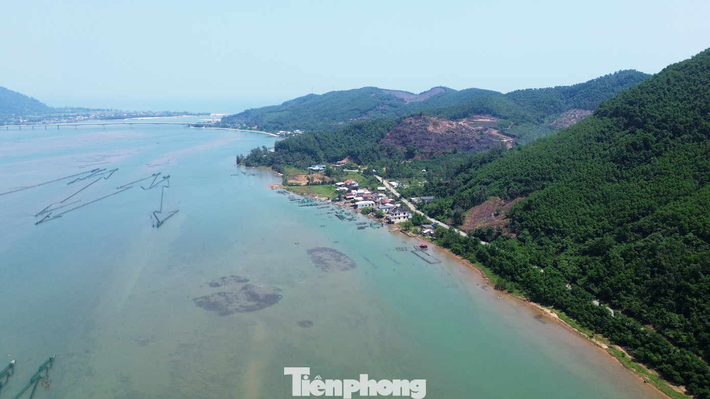 Địa hình đồi núi cheo leo, hiểm trở chạy dọc theo đầm Cầu Hai từ phía tây ra phía đông giáp với vùng ven biển, đất đai sản xuất nông nghiệp hạn chế… từng là lực cản về phát triển kinh tế xã hội, văn hóa, giáo dục của địa phương. “Điện, đường, trường, trạm”… một thuở là niềm mơ ước của dân địa phương.