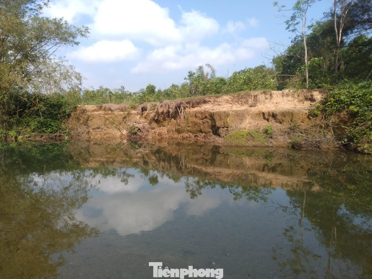 Sạt lở ở bờ sông Bù Lu qua xã Lộc Thủy (huyện Phú Lộc), hạ du hồ chứa Thủy Yên - nơi liên tục xảy ra mưa lớn thời gian qua