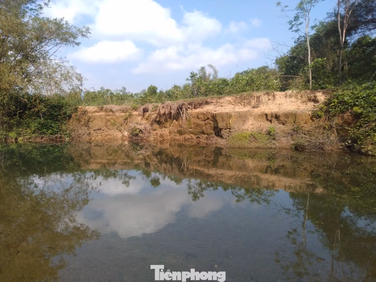 Sạt lở ở bờ sông Bù Lu qua xã Lộc Thủy (huyện Phú Lộc), hạ du hồ chứa Thủy Yên - nơi liên tục xảy ra mưa lớn thời gian qua Sạt lở ở bờ sông Bù Lu qua xã Lộc Thủy (huyện Phú Lộc), hạ du hồ chứa Thủy Yên - nơi liên tục xảy ra mưa lớn thời gian qua