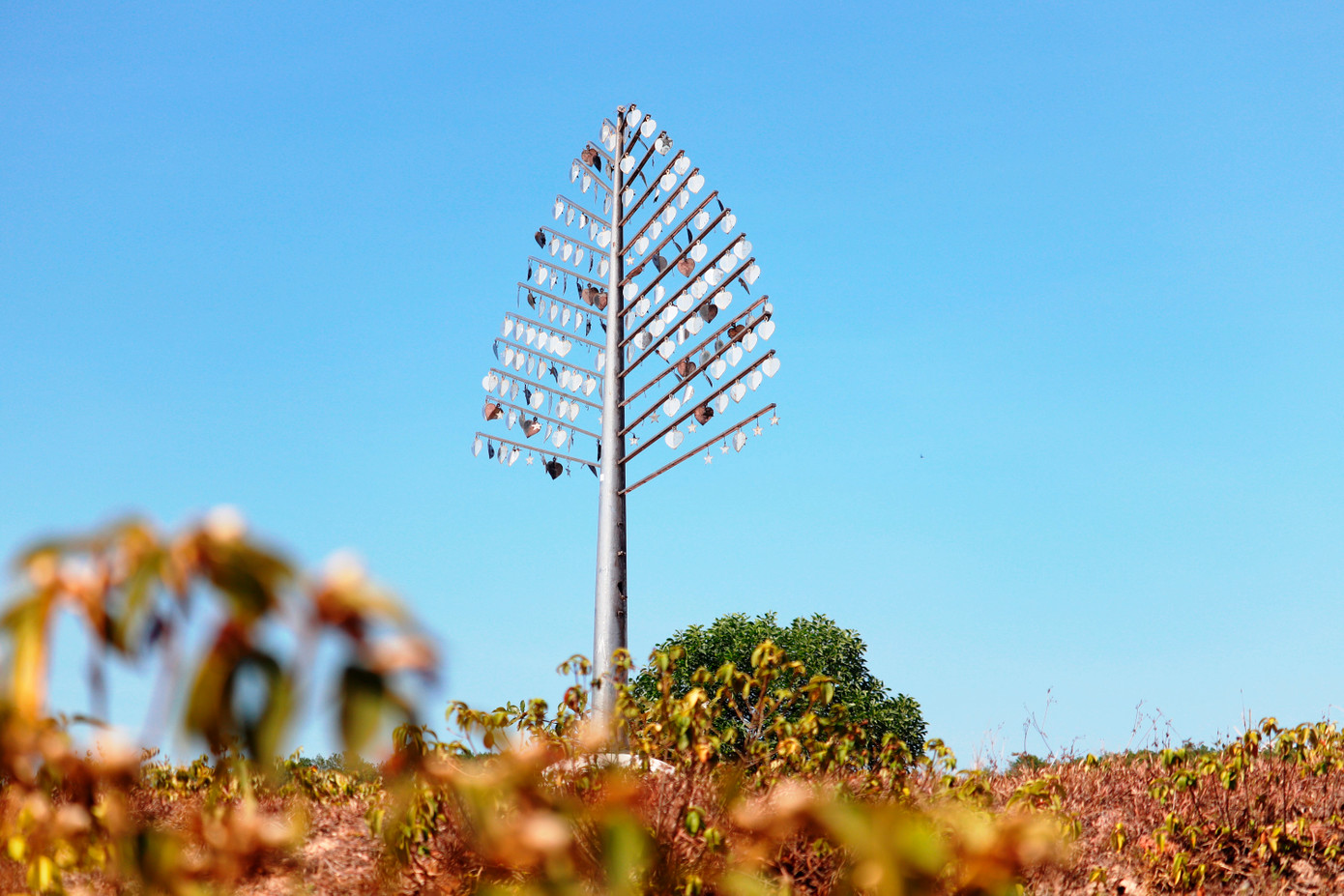 Tác phẩm điêu khắc “Melody of Friendship” (Giai điệu và tình bạn) được tạo tác bởi nghệ sĩ Sushil Sakhuja (Ấn Độ) bằng chất liệu đá trắng và kim loại giờ biến dạng thời gian.