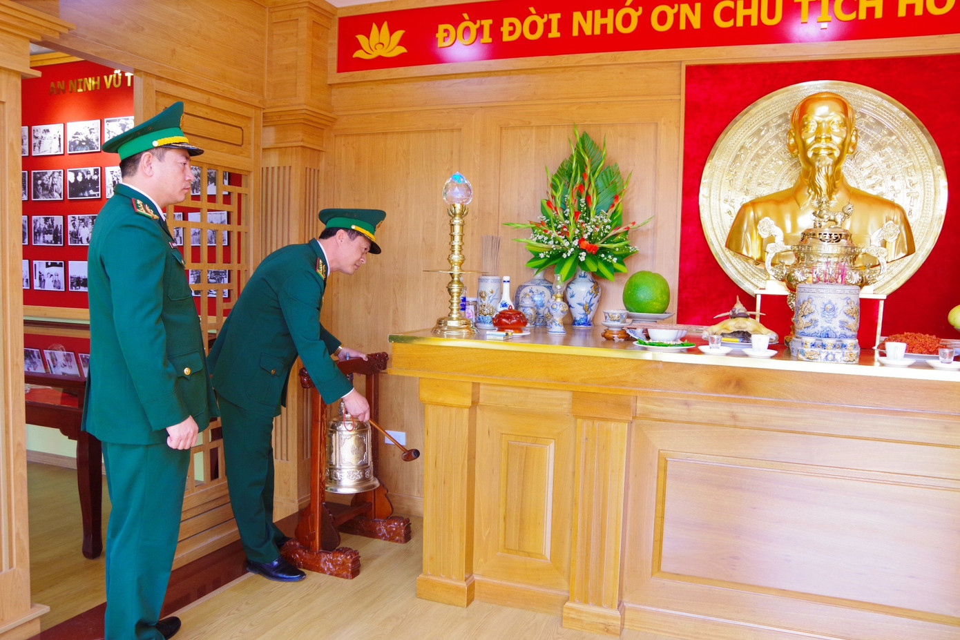 Công trình được xây dựng tại vị trí trang trọng trong khuôn viên cơ quan Bộ Chỉ huy BĐBP tỉnh TT-Huế. Công trình được xây dựng tại vị trí trang trọng trong khuôn viên cơ quan Bộ Chỉ huy BĐBP tỉnh TT-Huế.