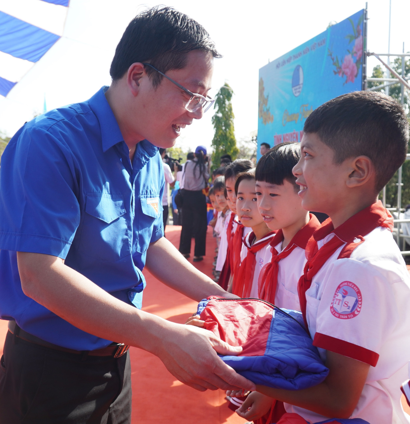 Tặng áo ấm cho học sinh.