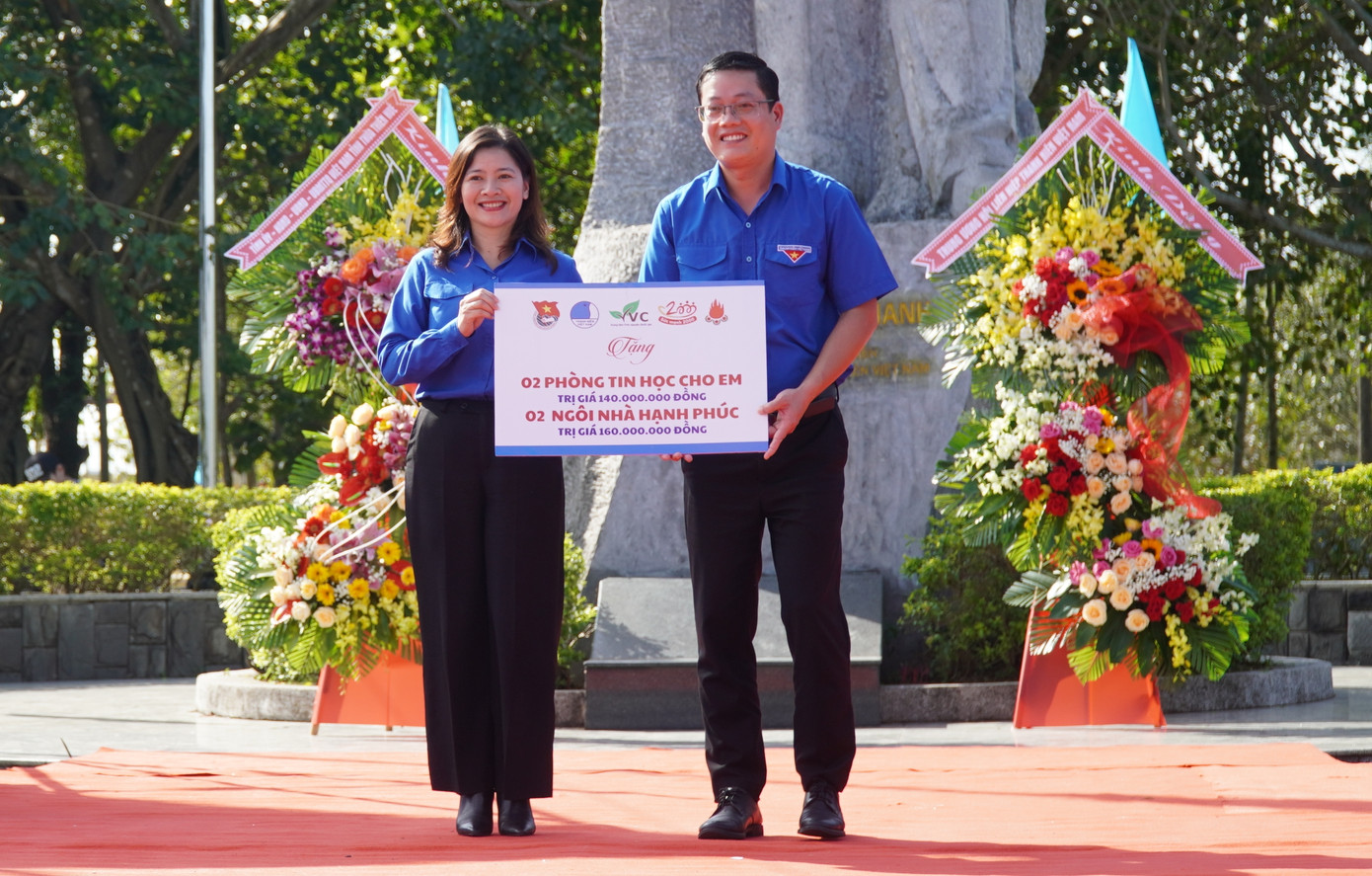 Hỗ trợ xây dựng 2 công trình “Ngôi nhà hạnh phúc” và 2 “Phòng tin học cho em”.