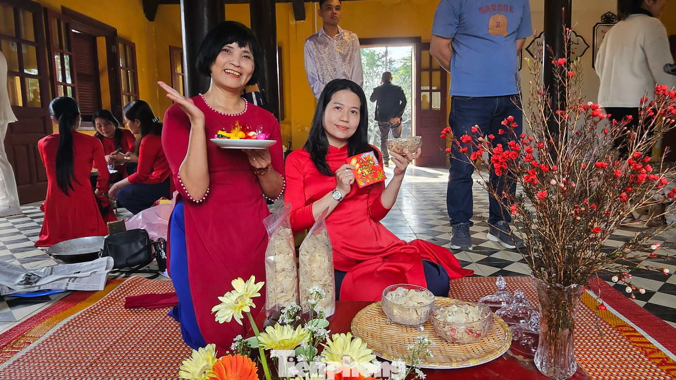 Chị Đinh Trần Phương Uyên - khách du lịch đến từ TPHCM, hào hứng: “Tôi rất vui khi tham gia chương trình, qua đó giúp tôi hiểu thêm nhiều hơn về các phong tục tập quán, văn hóa, các món ăn ngày Tết ở Huế, cũng như gợi nhắc mỗi người luôn nhớ về truyền thống ngày Tết của cha ông xưa”.