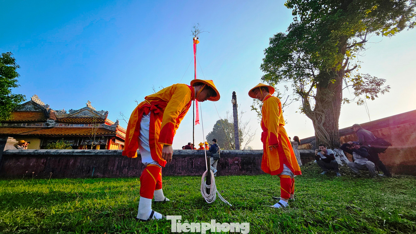 Theo các tài liệu nghiên cứu, trong đời sống cung đình xưa, lễ Thướng tiêu (tức lễ “lên nêu”) được tổ chức nhằm đánh dấu, báo hiệu ngày Tết đã tới. Chữ Tiêu trong Thướng tiêu có nghĩa là ngọn cây nơi cao nhất dễ nhìn thấy.