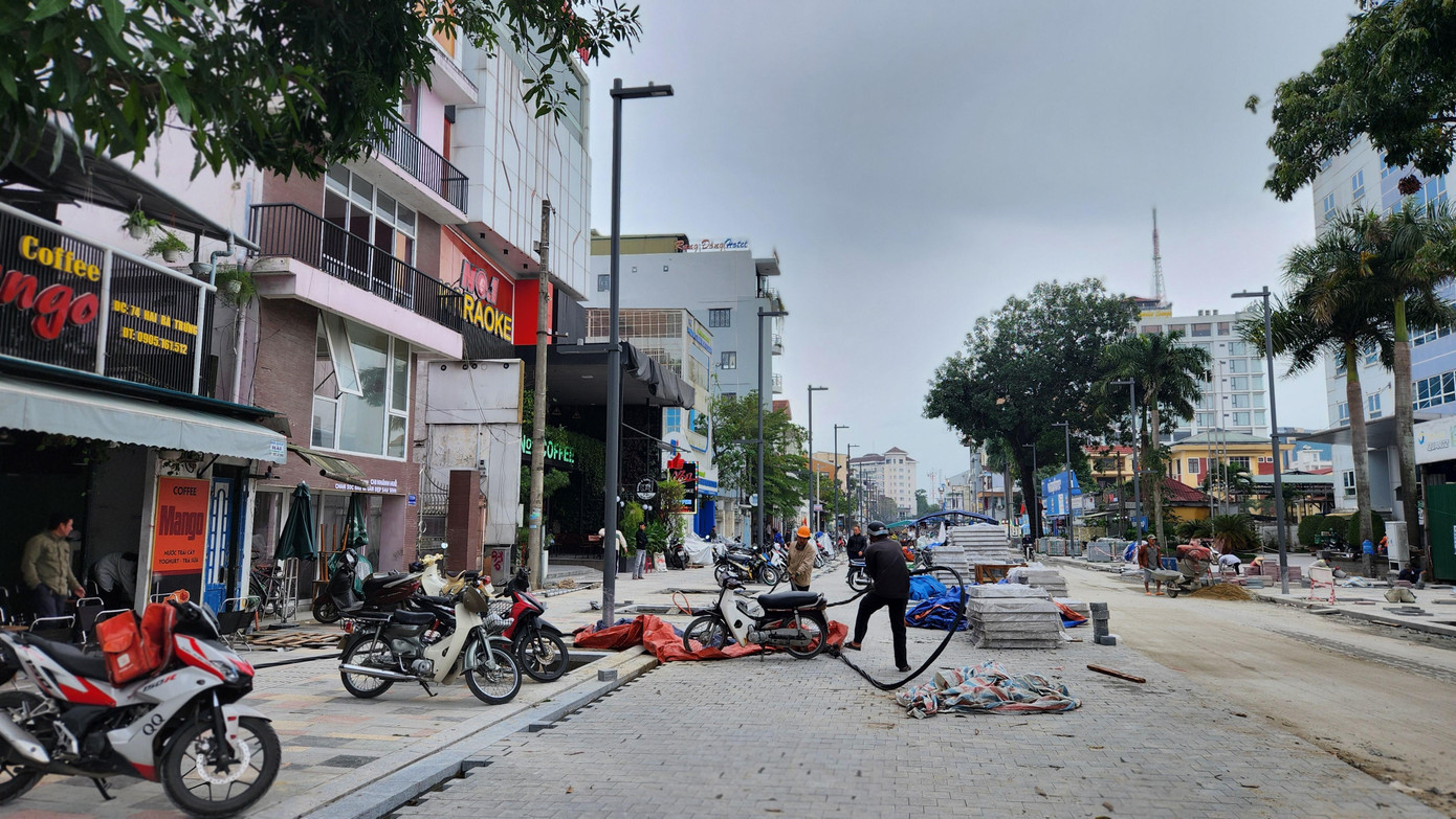 Ông Võ Lê Nhật - Chủ tịch UBND TP Huế, chia sẻ, yếu tố thời tiết đã ảnh hưởng đến tiến độ thực hiện dự án. Việc hoàn thành công trình để kịp tổ chức chương trình Countdown chào năm mới 2023 vẫn có thể thực hiện được. Tuy nhiên, để bảo đảm chất lượng công trình, chính quyền thành phố không muốn các đơn vị phải cố làm vội, làm ép dẫn đến những sự cố có thể xảy ra sau này.