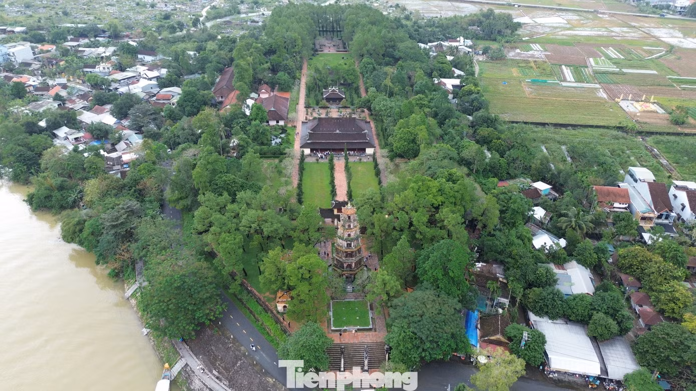 Đô thị Huế thể hiện sự kết hợp hài hòa giữa các yếu tố con người, kiến trúc và cảnh quan thiên nhiên, cùng với nhiều loại hình nghệ thuật, lễ hội, ẩm thực cung đình, dân gian, truyền thống được khôi phục và phát huy giá trị.