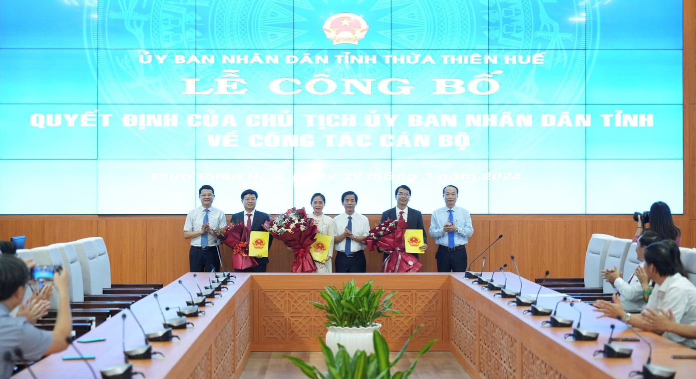 Công bố quyết định của Chủ tịch UBND tỉnh TT-Huế về công tác cán bộ. Ảnh: Lê Thọ