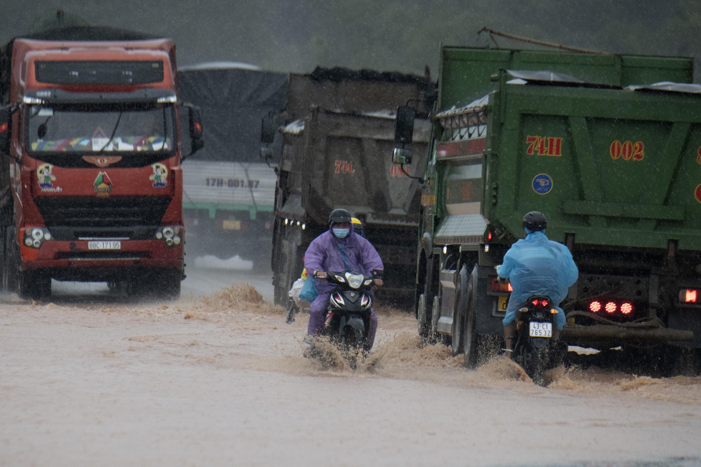 Quốc lộ 1 nhánh tránh Huế bị ngập lụt cục bộ do mưa rất lớn Quốc lộ 1 nhánh tránh Huế bị ngập lụt cục bộ do mưa rất lớn