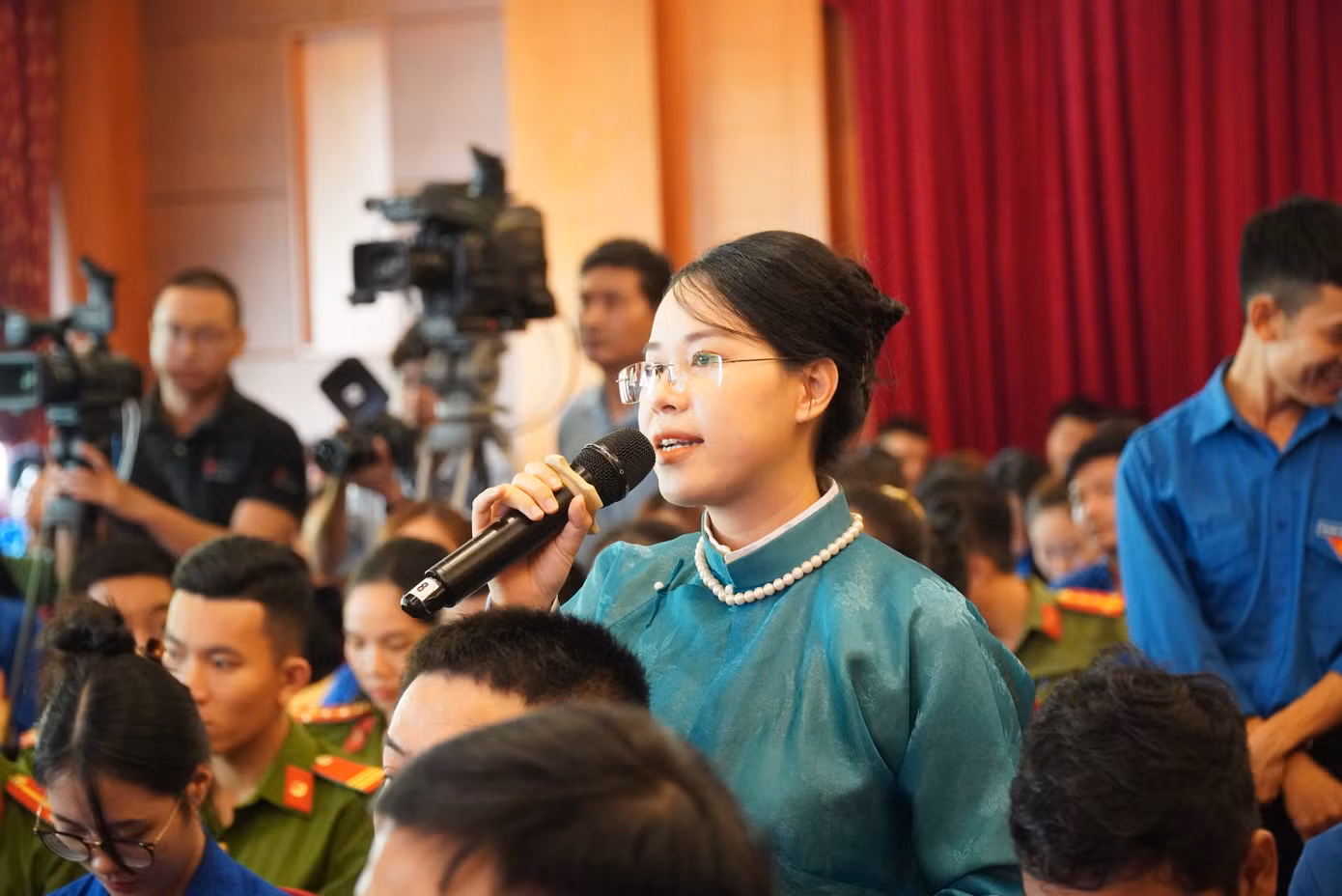 Chị Lê Thị Kim Hằng - Phó Chủ tịch Hội Doanh nhân trẻ tỉnh TT-Huế, bày tỏ sự quan tâm về tạo dựng kiến trúc thương hiệu văn hóa Huế và con người Huế.