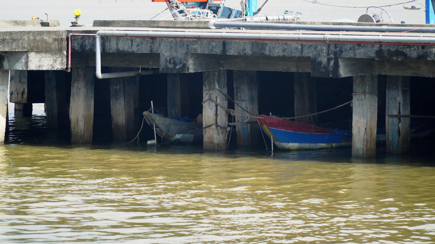 Nhiều ngư dân vùng Vinh Hiền, Lộc Trì (huyện Phú Lộc) cho biết, mỗi lần muốn xuống hàng hải sản tại bến hay gặp mưa bão cần nơi trú tránh, họ phải chạy tàu vào tận TP Đà Nẵng hay ngược lên cảng cá Thuận An (TP Huế) để tìm nơi neo đậu nhờ, do luồng lạch vào cảng cá Tư Hiền cũ bị bồi lấp, hạ tầng thiết kế thiếu hợp lý gây nhiều khó khăn. Việc tập kết hải sản thường ngày vào bờ đối với tàu lớn tại Tư Hiền cũng gặp những bất lợi.