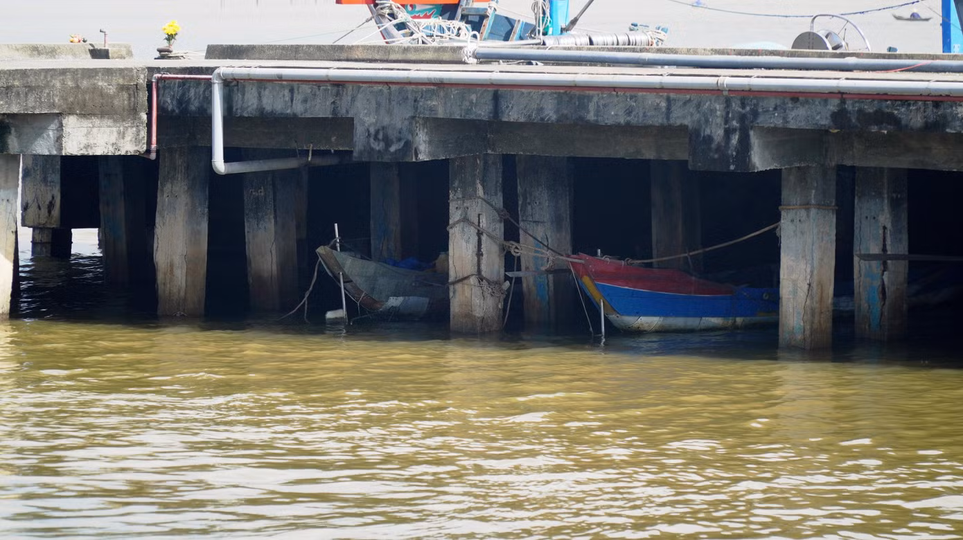 Nhiều ngư dân vùng Vinh Hiền, Lộc Trì (huyện Phú Lộc) cho biết, mỗi lần muốn xuống hàng hải sản tại bến hay gặp mưa bão cần nơi trú tránh, họ phải chạy tàu vào tận TP Đà Nẵng hay ngược lên cảng cá Thuận An (TP Huế) để tìm nơi neo đậu nhờ, do luồng lạch vào cảng cá Tư Hiền cũ bị bồi lấp, hạ tầng thiết kế thiếu hợp lý gây nhiều khó khăn. Việc tập kết hải sản thường ngày vào bờ đối với tàu lớn tại Tư Hiền cũng gặp những bất lợi.