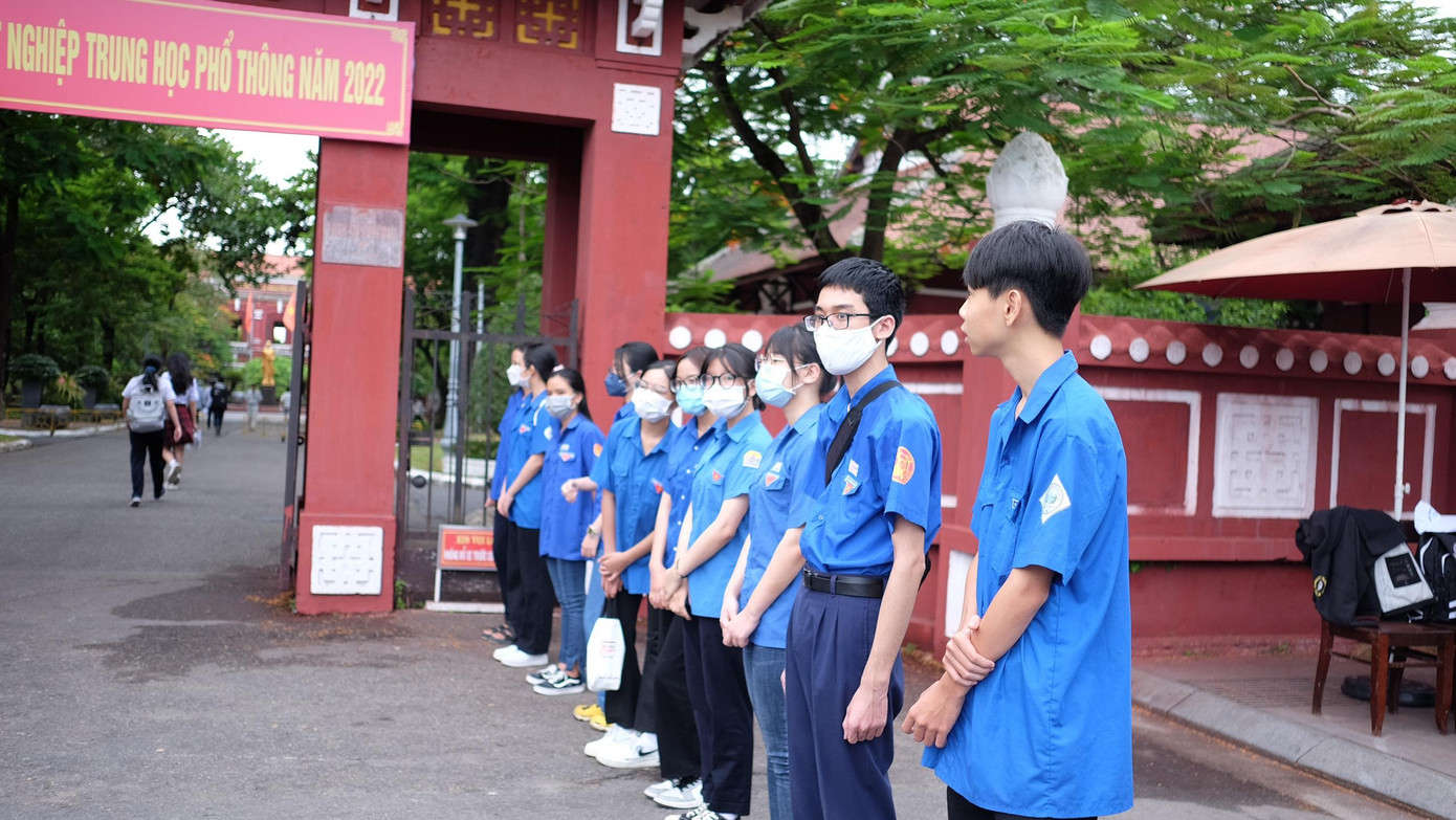 Đội hình thanh niên tình nguyện Tiếp sức mùa thi trước Trường THPT Quốc học Huế Đội hình thanh niên tình nguyện Tiếp sức mùa thi trước Trường THPT Quốc học Huế