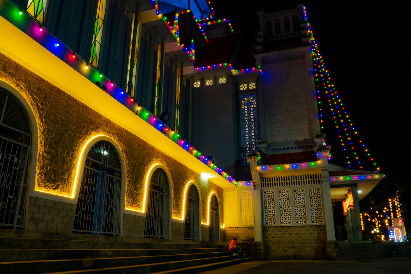 Một góc nhà thờ Thiên Chúa giáo về đêm mùa Noel tại Huế. Ảnh: Đình Hoàng