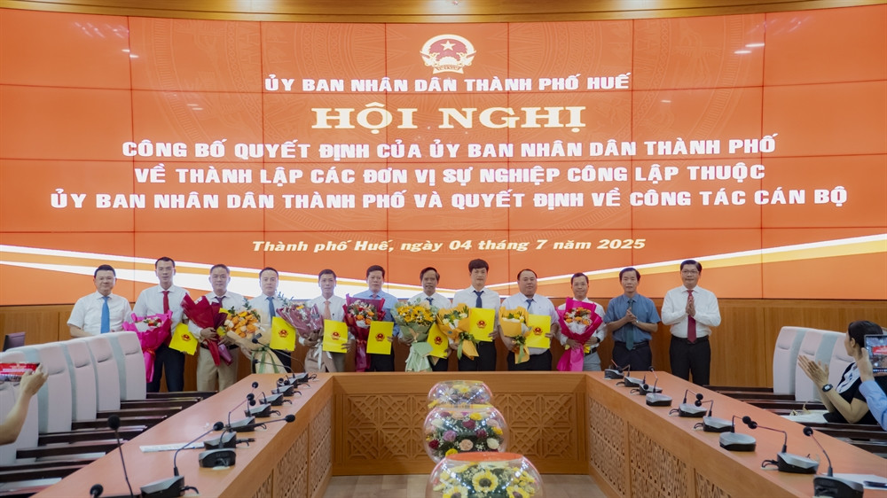 Lãnh đạo TP Huế trao quyết định thành lập các ban quản lý dự án và bổ nhiệm cán bộ lãnh đạo ban. Lãnh đạo TP Huế trao quyết định thành lập các ban quản lý dự án và bổ nhiệm cán bộ lãnh đạo ban.