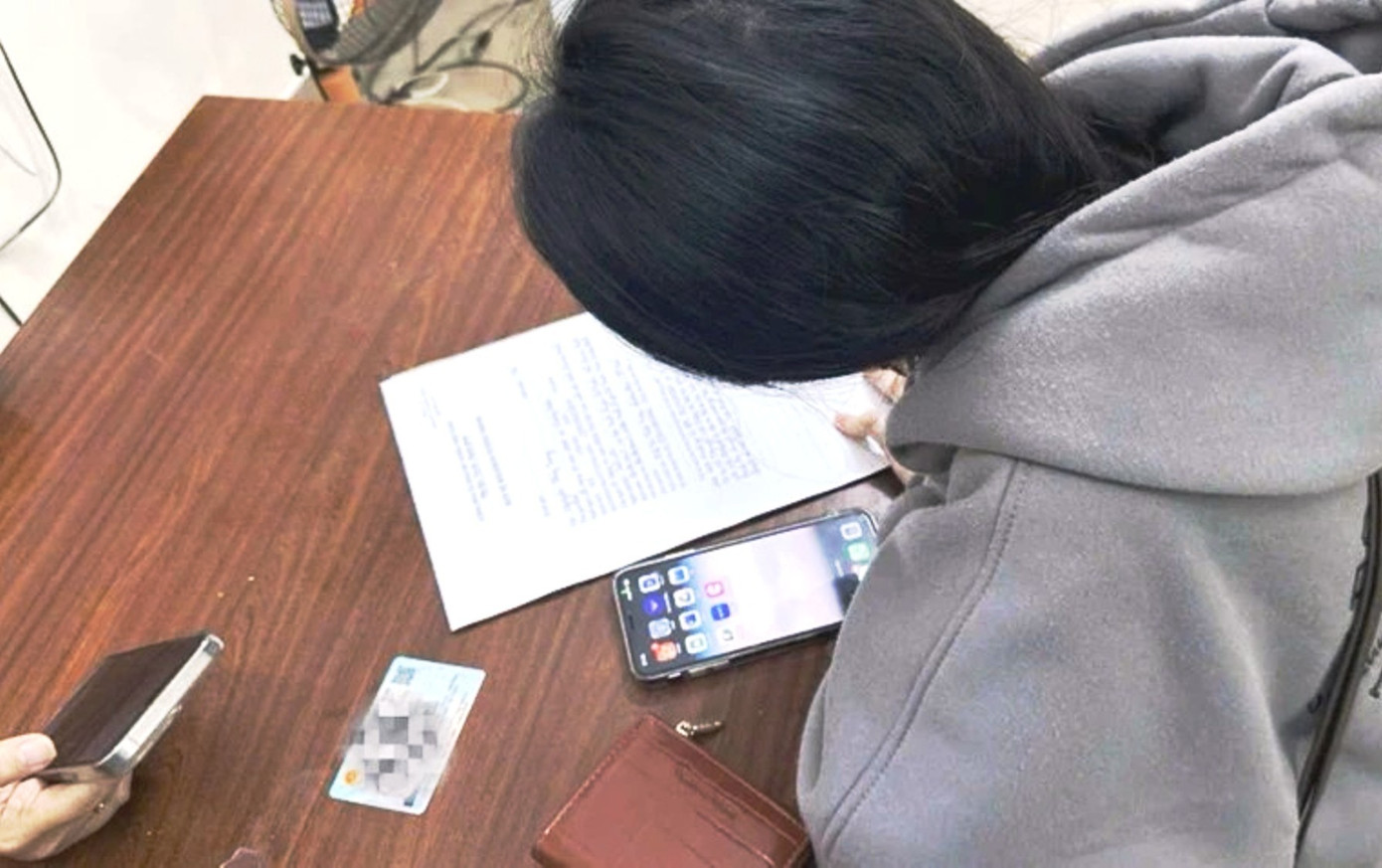 Nữ sinh trình báo cơ quan công an về việc bị lừa đảo qua điện thoại. Nữ sinh trình báo cơ quan công an về việc bị lừa đảo qua điện thoại.