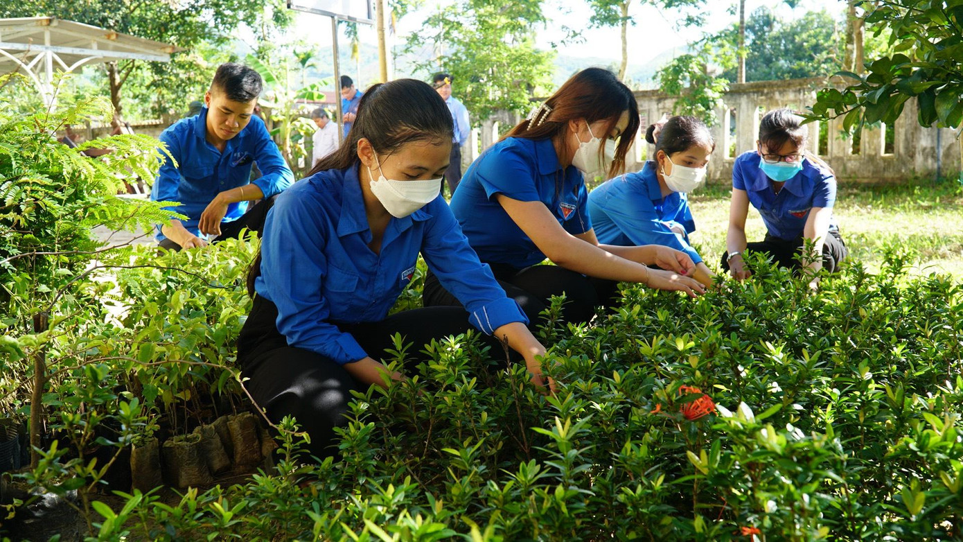 Tạo tuyến đường hoa xã Hương Hữu trong chiến dịch thanh niên tình nguyện hè năm 2022 tại TT-Huế. Ảnh: N.V