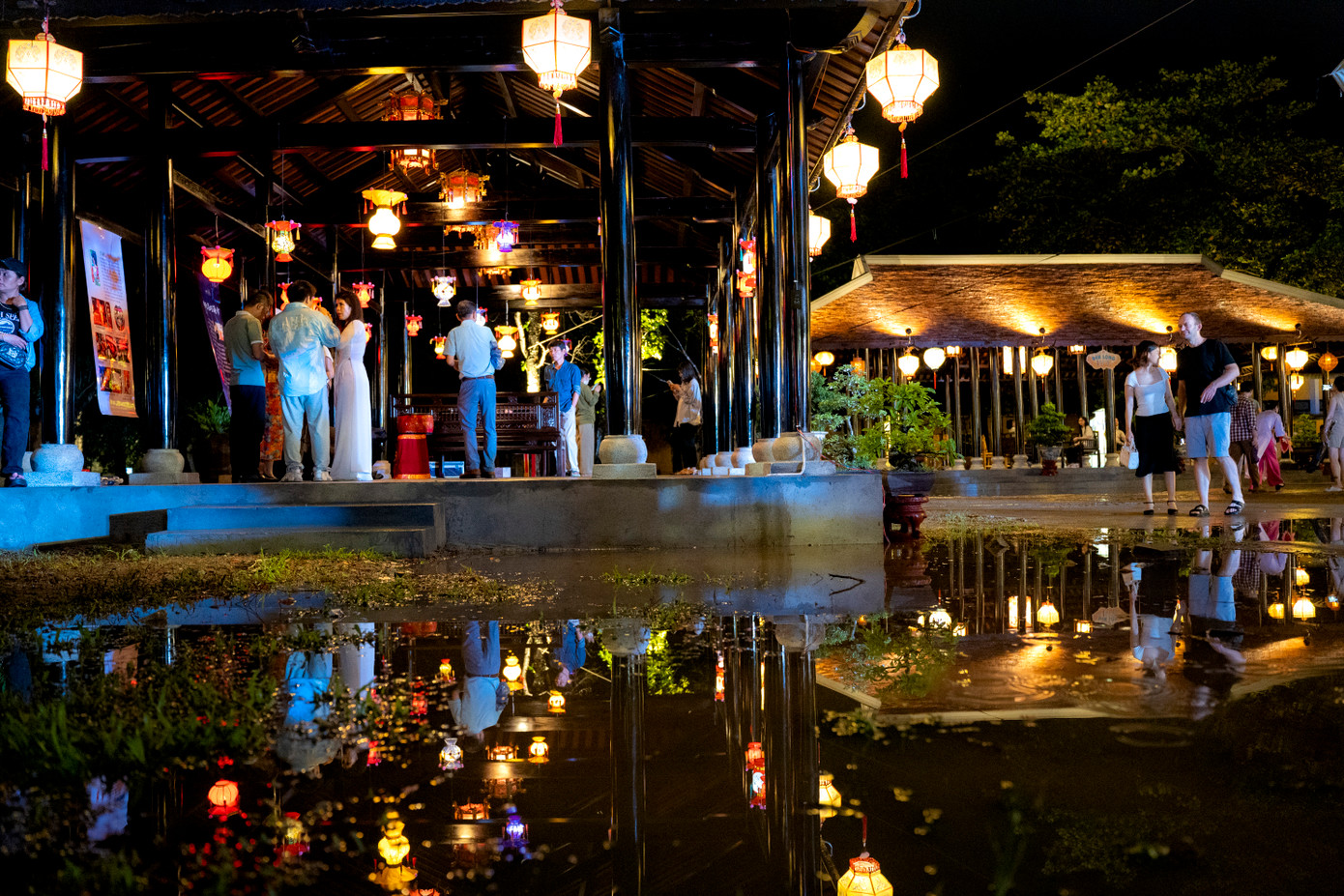 Tại không gian di tích Phủ Nội vụ (Đại nội Huế), các hoạt động trưng bày, triển lãm đèn lồng mang chủ đề "Ký ức Trung thu cổ truyền Việt Nam", với sự tham gia của nhiều gian hàng đèn lồng đến từ các làng nghề thủ công truyền thống như đèn lồng Mây tre đan Bao La (TT-Huế), đèn lồng của Nghệ thuật Trúc chỉ Việt Nam, đèn lồng xếp CAN studio, đèn lồng cổ truyền Việt Nam của nhà nghiên cứu Trịnh Bách, nghệ nhân đèn lồng cổ truyền Nguyễn Trọng Bình. (Ảnh: Đình Hoàng)