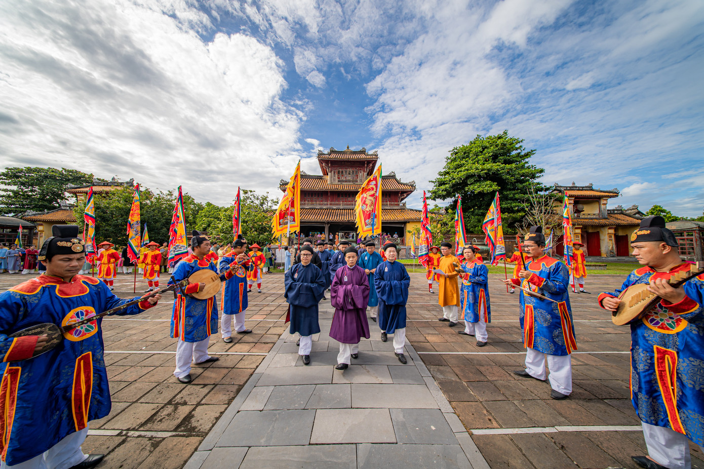Lễ dâng hương, lễ rước do Trung tâm Bảo tồn Di tích Cố đô Huế phối hợp với Sở Văn hóa và Thể thao (VHTT) Thừa Thiên-Huế, Hội đồng Nguyễn Phúc tộc Việt Nam, cùng Liên đoàn Lao động, Hội Liên hiệp Phụ nữ tỉnh tổ chức. Ảnh: B.Minh.