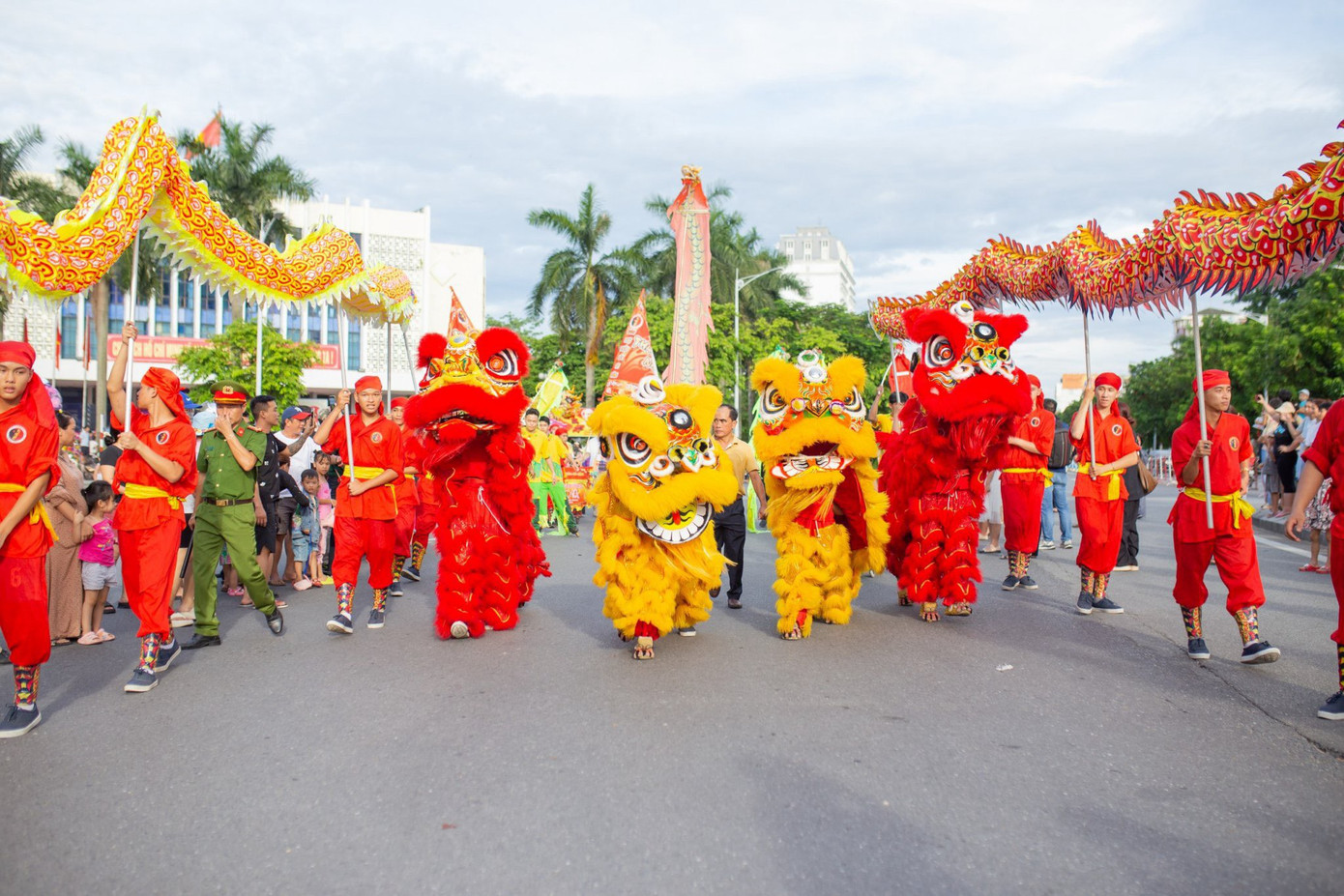 Múa lân sư rồng Huế.