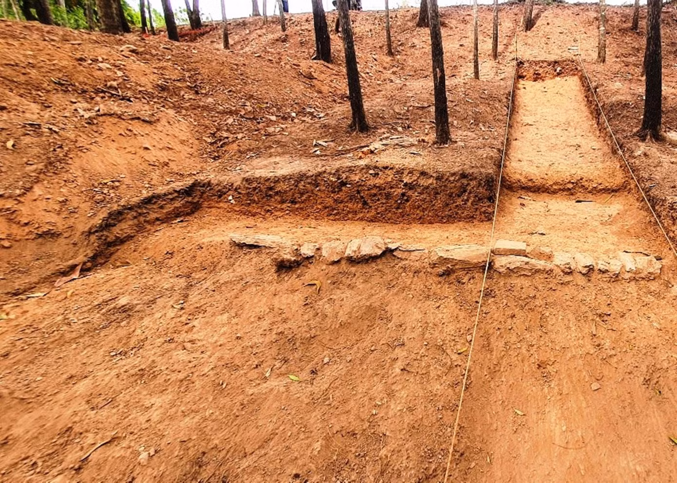 Lần khai quật khảo cổ học này tổ chức trong phạm vi 100m2, thuộc di tích núi Bân