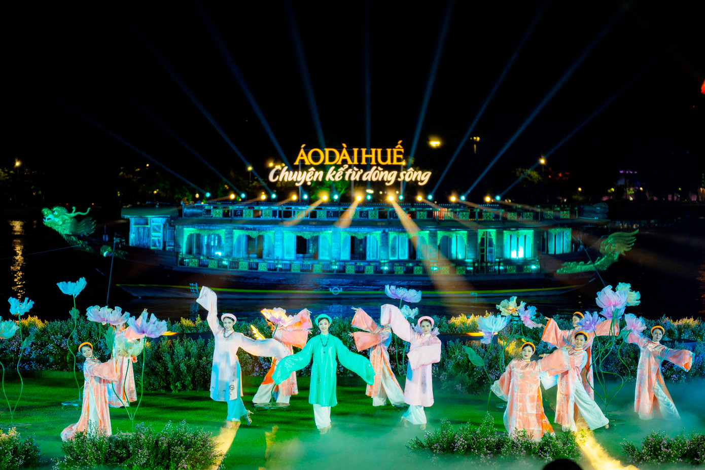 Sông Hương đã trở thành cảm hứng bất tận để các nhà thiết kế thời trang thiết kế nên tà áo dài thướt tha, duyên dáng, được những người mẫu trình diễn trên nền nhạc nhiều sắc thái trầm lắng lẫn sôi động, mang đến cho người xem những cung bậc của cảm xúc khác nhau. (Ảnh: Đình Hoàng)