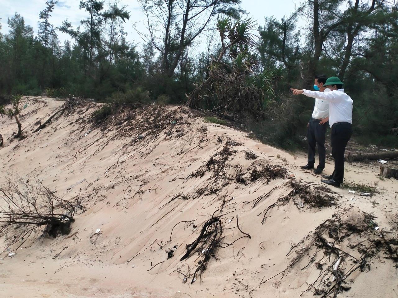 Lãnh đạo tỉnh TT-Huế và huyện Phú Vang đi kiểm tra tình hình đê kè, sạt lở ven biển trước khi bão lớn ảnh hưởng miền Trung