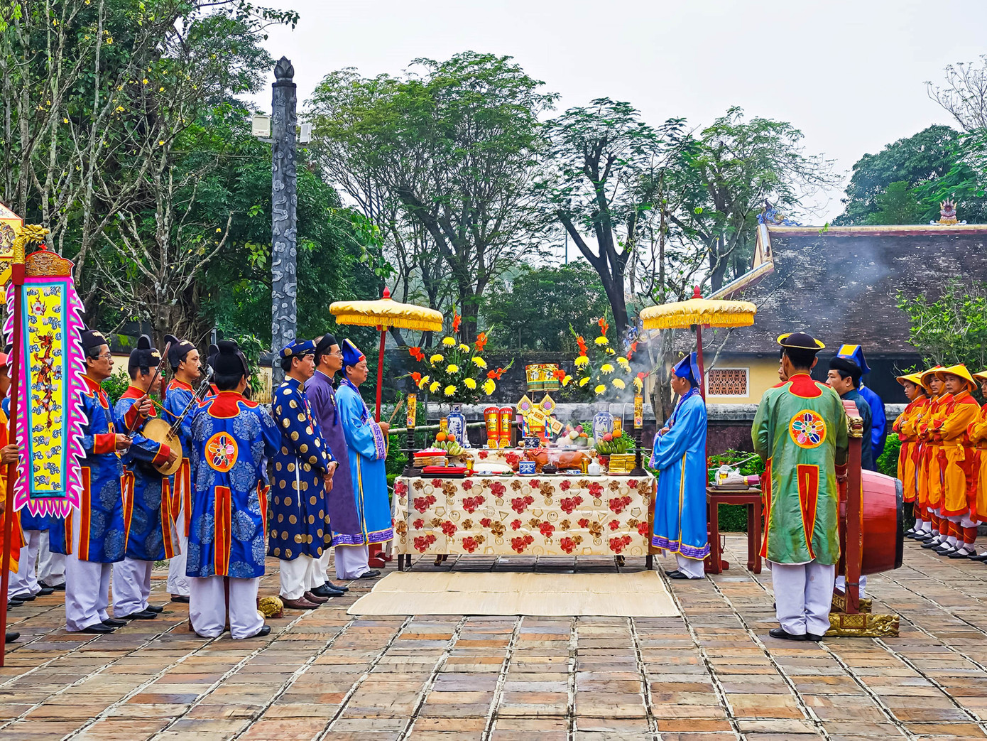 Các nghi thức dựng nêu được tiến hành lần lượt, gồm lễ bái, nghinh thần, khánh hạ được cử hành trong âm thanh trang nghiêm của Nhã nhạc Cung đình. Ảnh: Xuân Đạt