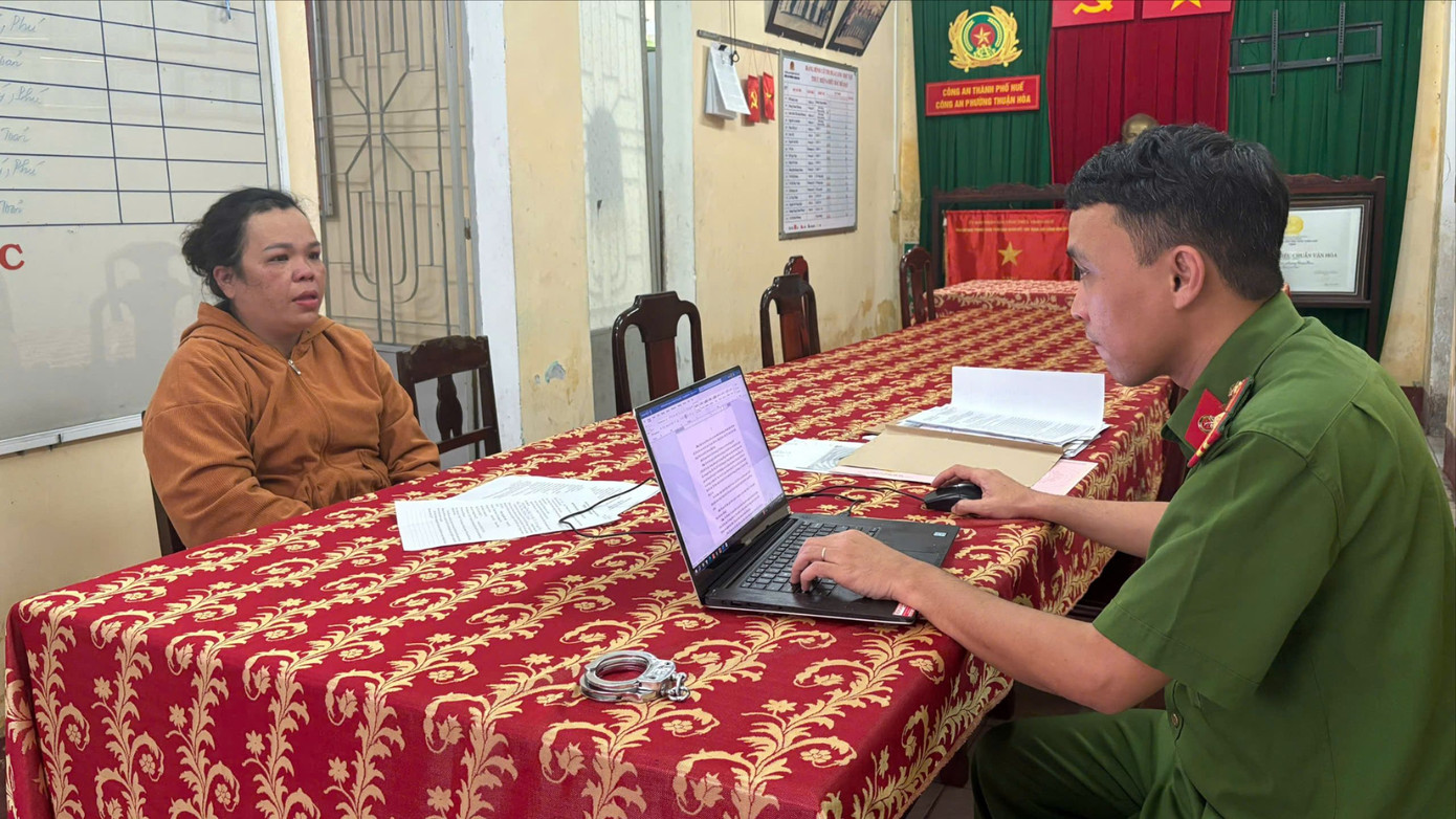 Công an lấy lời khai đối tượng Tống Thị Thùy Linh.