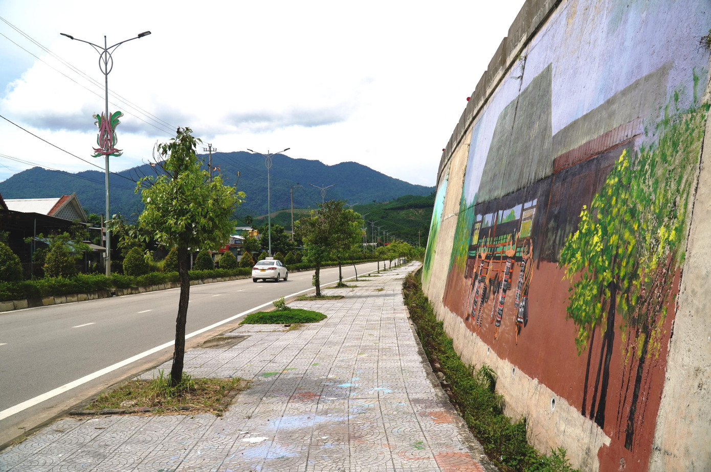 Ngay bên dưới dãy bích họa là Tỉnh lộ 14B đoạn đi qua xã Hương Phú - huyện Nam Đông, nên người đi đường dễ dàng thưởng lãm các tác phẩm và tạo cảm giác dễ chịu khi đi qua đoạn đường này.