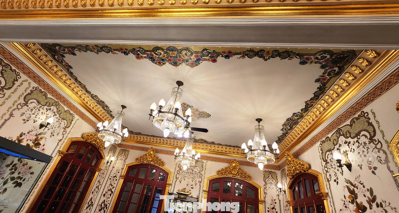 Trần nhà tầng trệt của ngôi điện. Trần nhà tầng trệt của ngôi điện.