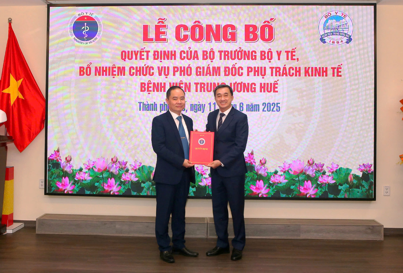 Thứ trưởng Bộ Y tế Trần Văn Thuấn trao quyết định của Bộ Y tế bổ nhiệm ông Phạm Như Vĩnh Tuyên (bìa trái) làm Phó Giám đốc Bệnh viện Trung ương Huế.