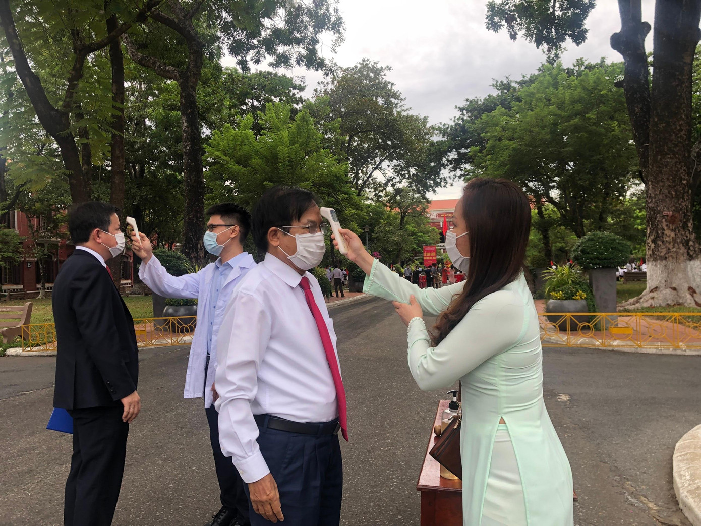 Đo thân nhiệt đại biểu, thầy cô giáo, học sinh trước khi dự lễ khai giảng tại Trường Quốc học Huế Đo thân nhiệt đại biểu, thầy cô giáo, học sinh trước khi dự lễ khai giảng tại Trường Quốc học Huế