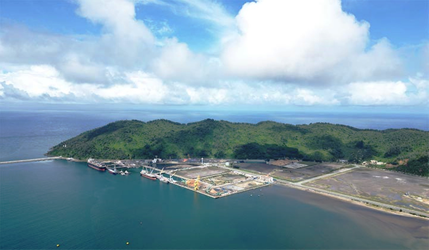 Khối lượng lớn vật chất nạo vét chuyển nhận chìm tại hai khu vực trên vùng biển Lộc Vĩnh thuộc dự án đê chắn sóng cảng Chân Mây giai đoạn 2. Ảnh: CTV Khối lượng lớn vật chất nạo vét chuyển nhận chìm tại hai khu vực trên vùng biển Lộc Vĩnh thuộc dự án đê chắn sóng cảng Chân Mây giai đoạn 2. Ảnh: CTV